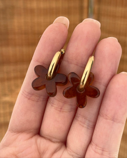 Boucles d'oreilles pampille fleur résine AVA marron