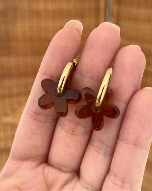 Boucles d'oreilles pampille fleur résine AVA marron