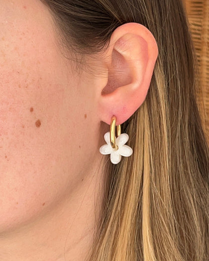 Boucles d'oreilles pampille fleur résine AVA blanc