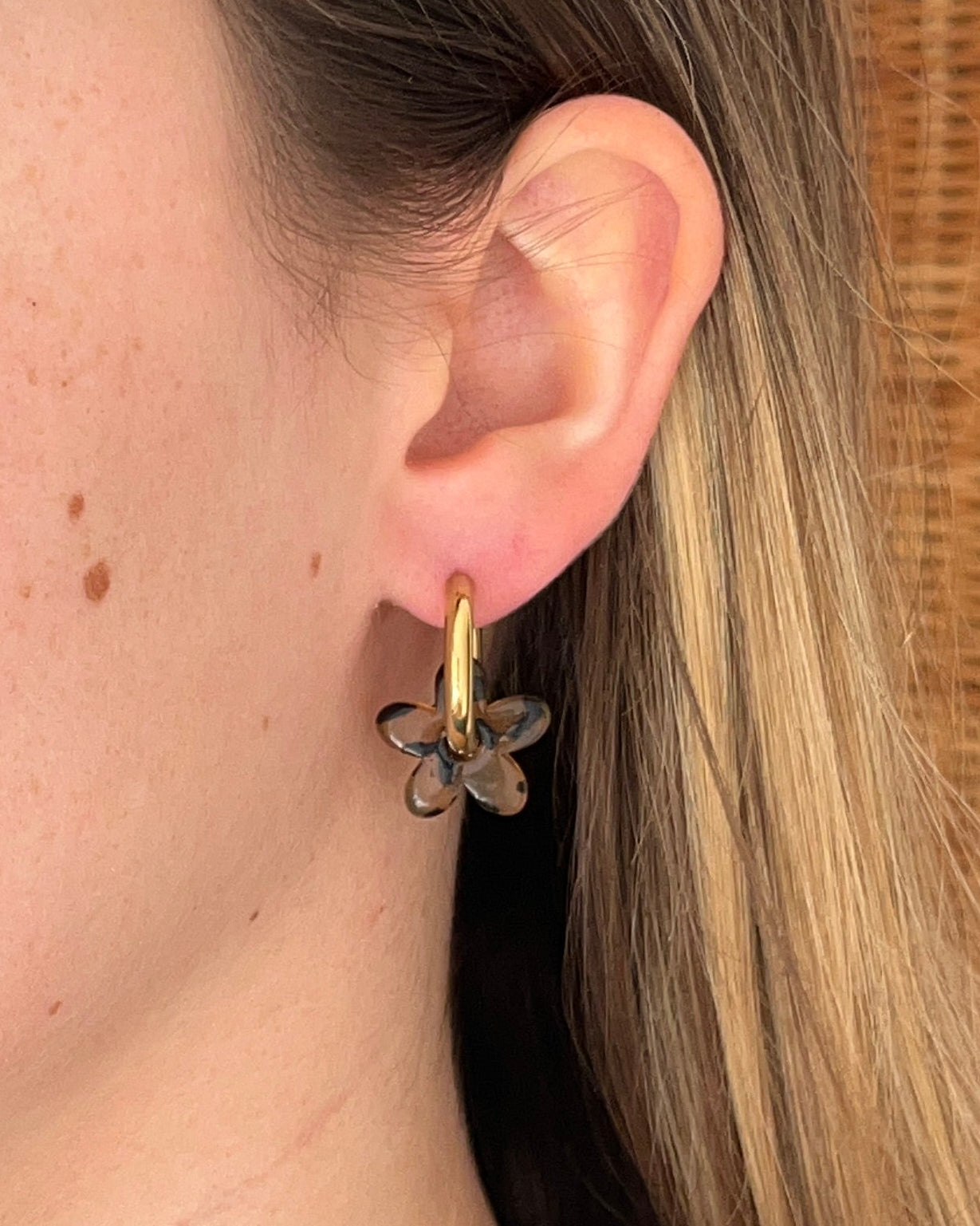 Boucles d'oreilles pampille fleur résine AVA léopard