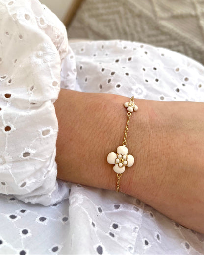Bracelet avec fleurs blanches élégant ANTHEA