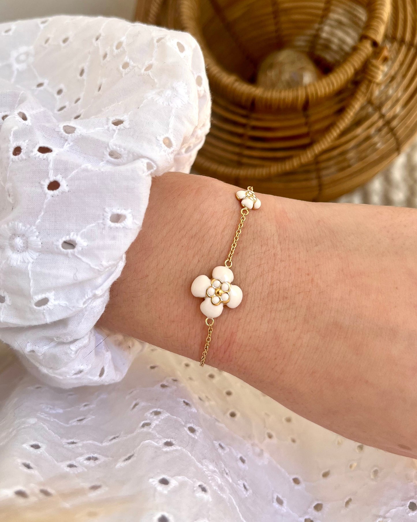 Bracelet avec fleurs blanches élégant ANTHEA
