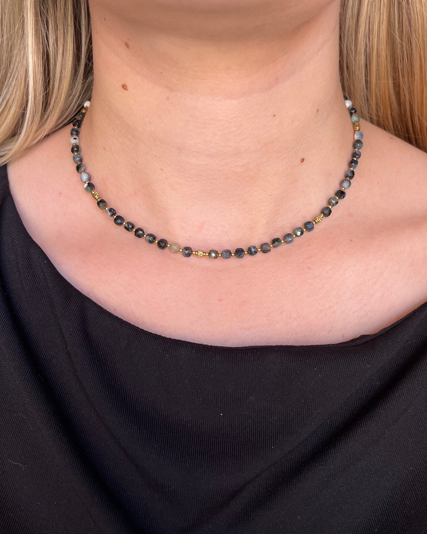 Collier en pierres naturelles cubiques CLEMENCE