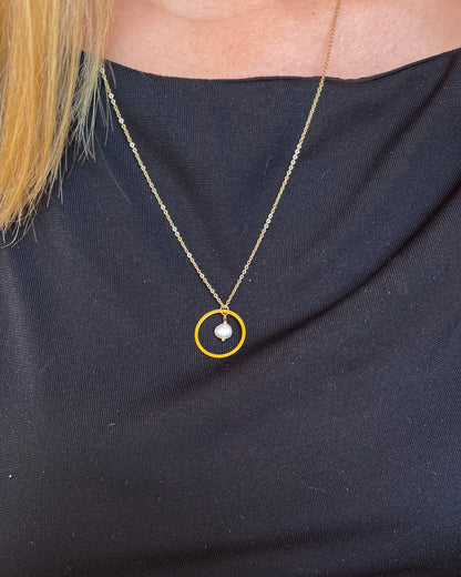 Collier avec anneau et perle d'eau douce SOURCE