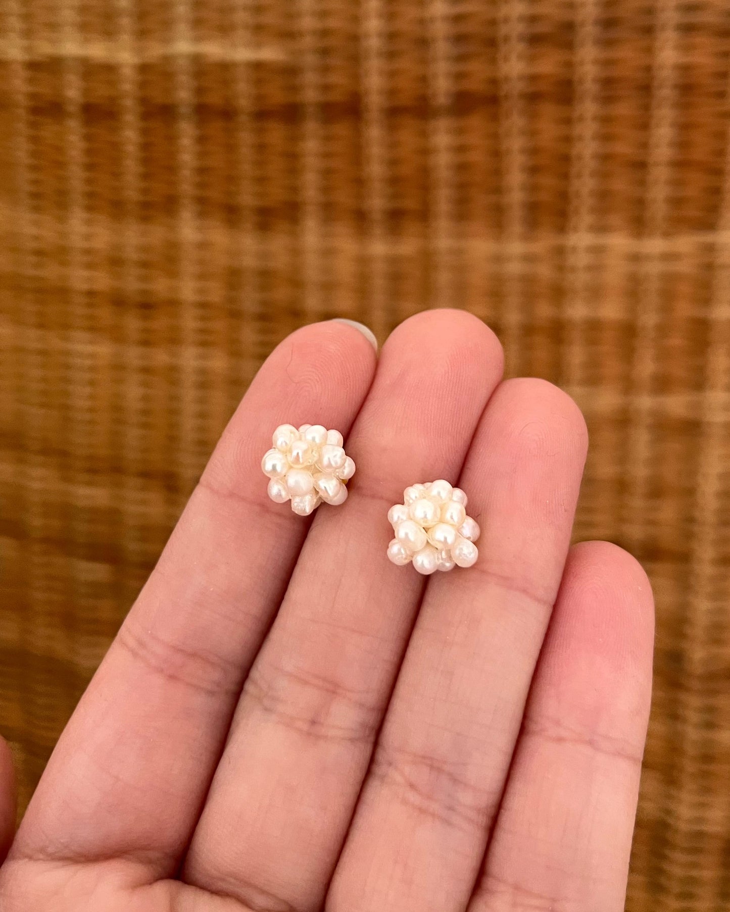 Puces d'oreilles fleur blanche en perles d'eau douce PIMPRENELLE
