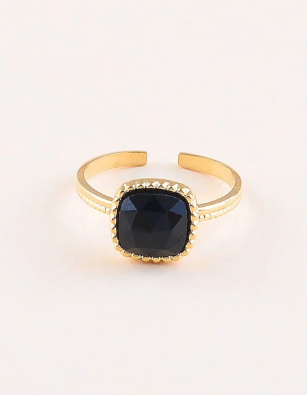 Bague dorée avec carré pierre naturelle