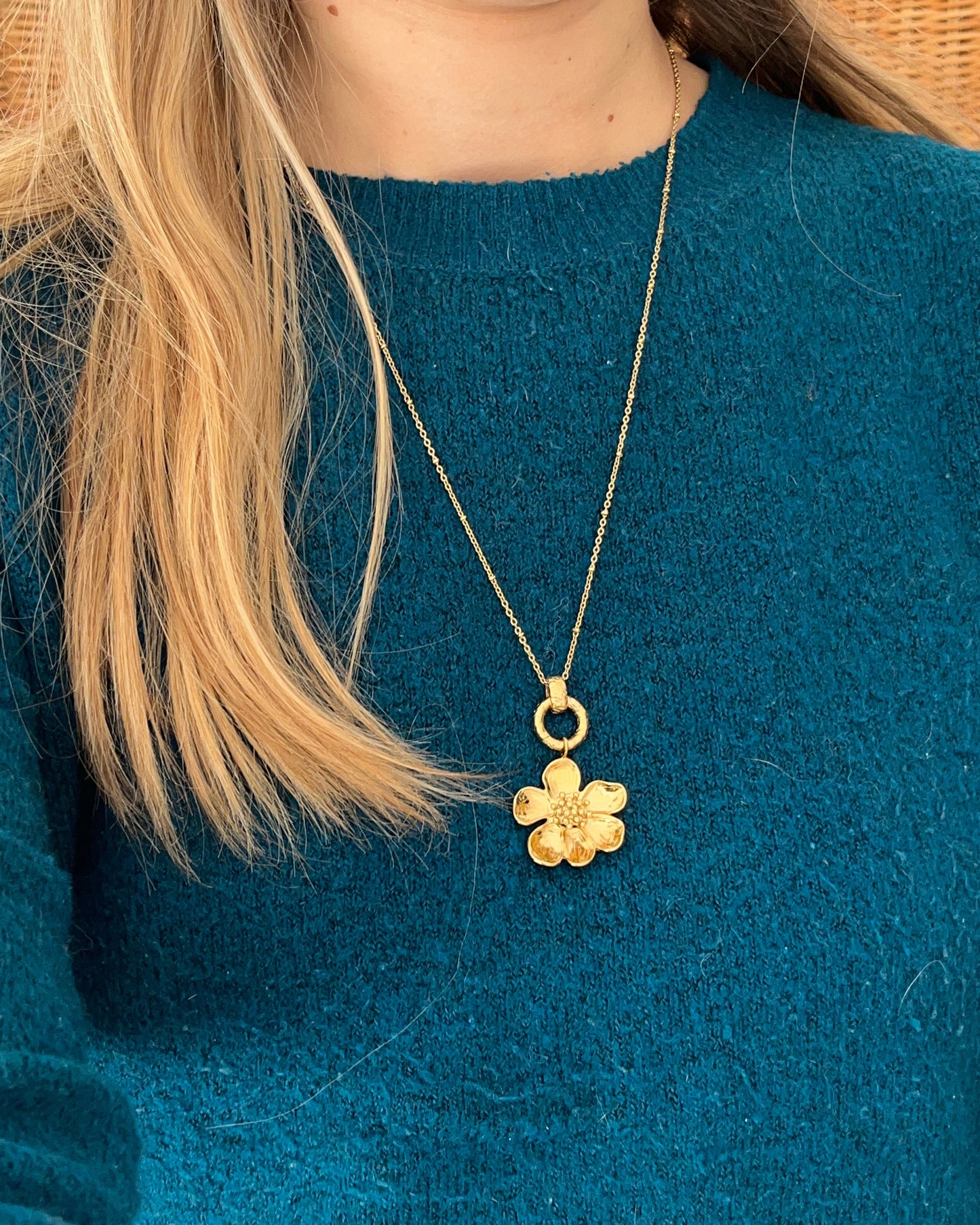 Collier doré avec pendentif grosse fleur EULALIE