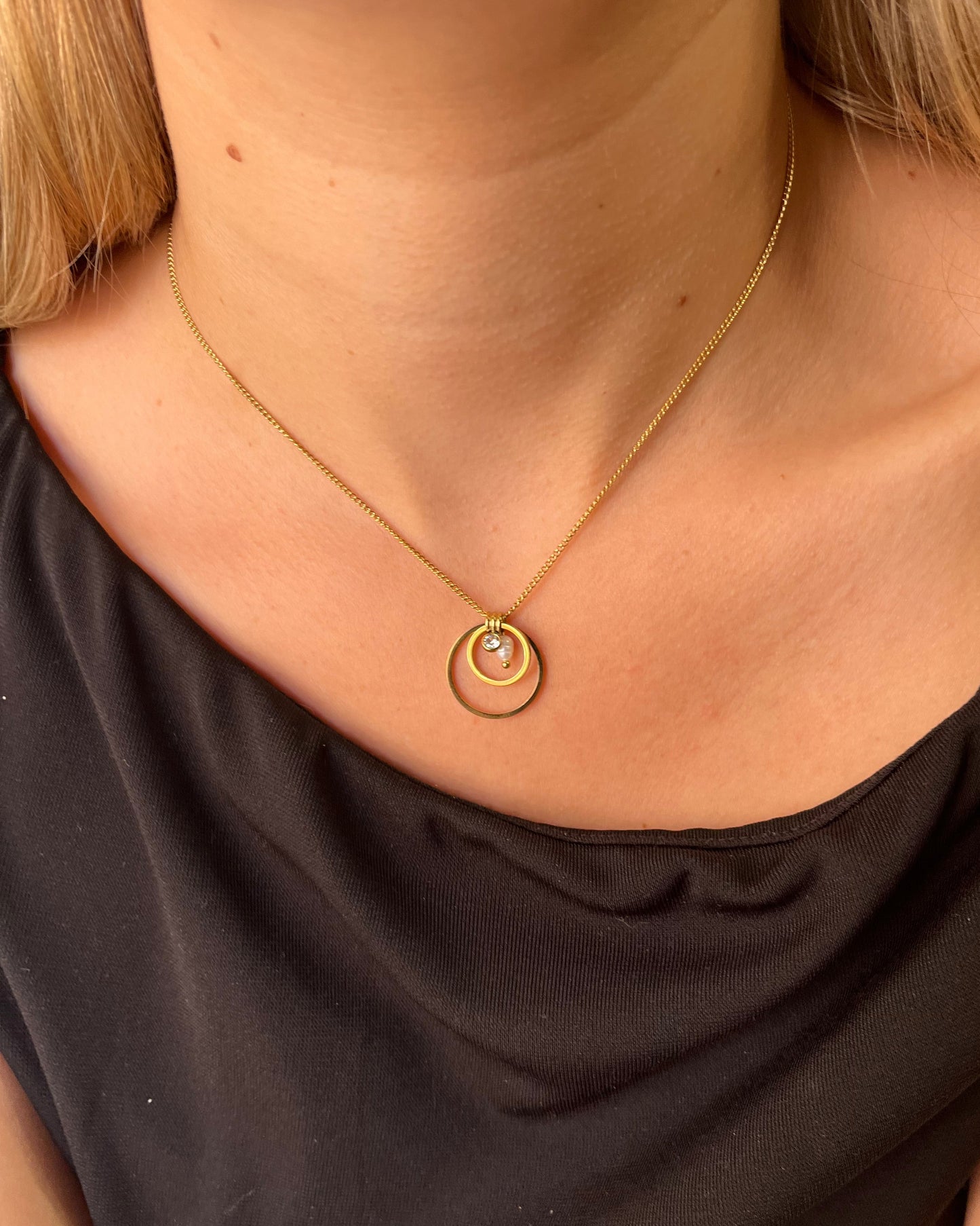 Collier avec deux cercles, zircon et perle d'eau douce TRIOMPHE