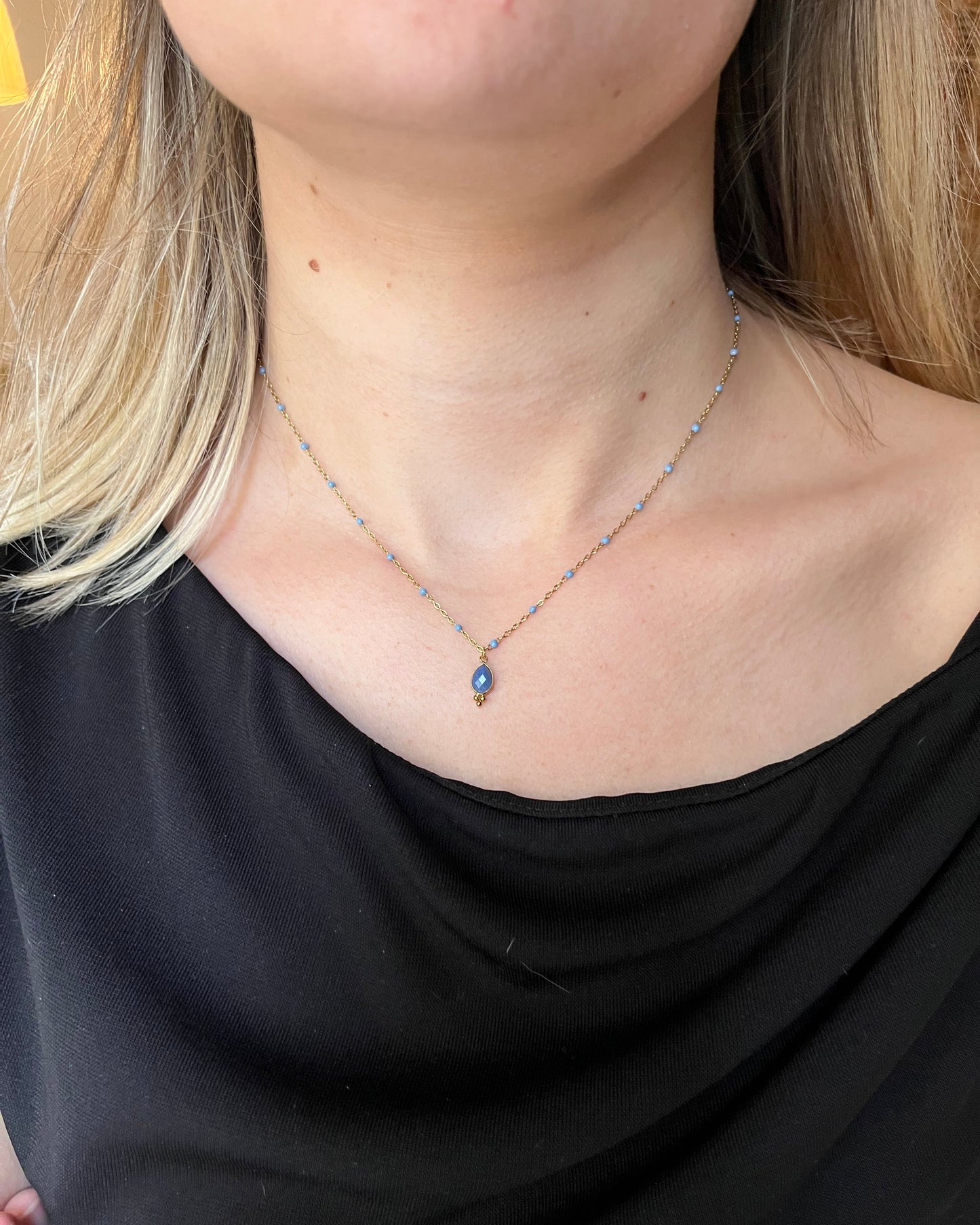 Collier avec pendentif goutte en pierre naturelle GOUTTE