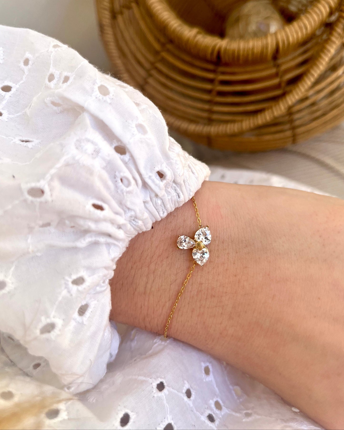 Bracelet doré avec fleur en strass chic BONNY