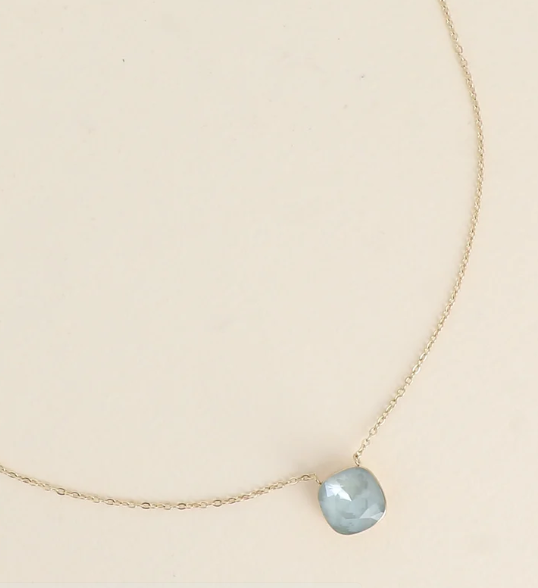 Précommande Collier avec pendentif carré en cristal de Swarovski BEA