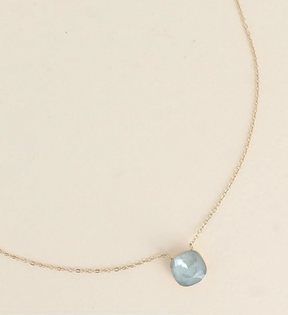 Précommande Collier avec pendentif carré en cristal de Swarovski BEA