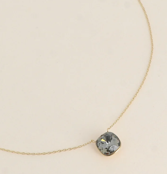 Précommande Collier avec pendentif carré en cristal de Swarovski BEA