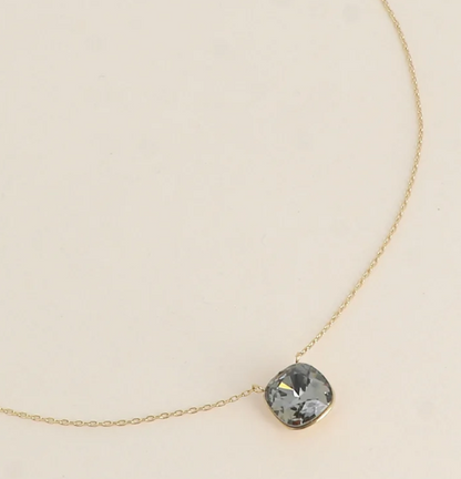 Précommande Collier avec pendentif carré en cristal de Swarovski BEA