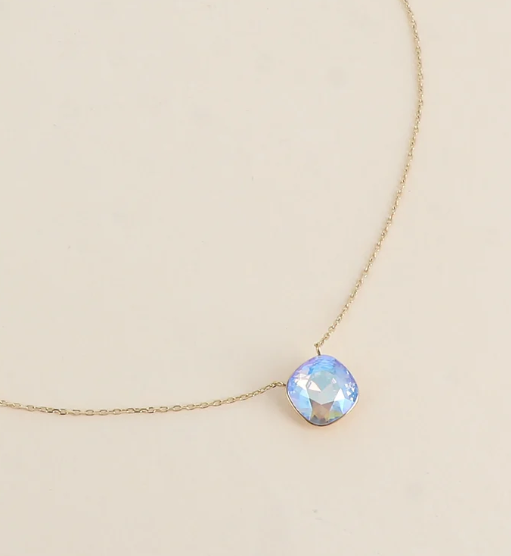 Précommande Collier avec pendentif carré en cristal de Swarovski BEA