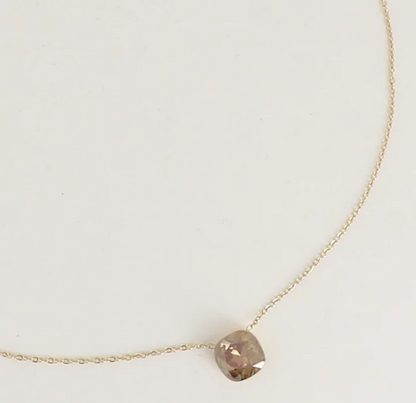 Précommande Collier avec pendentif carré en cristal de Swarovski BEA