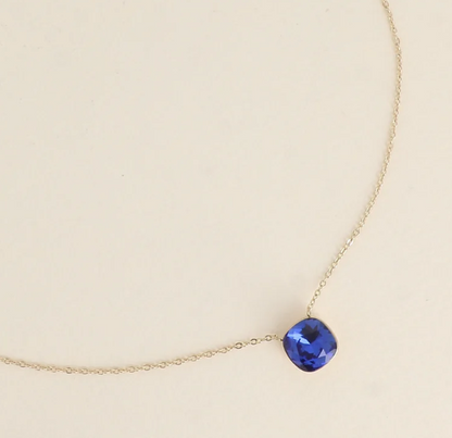 Précommande Collier avec pendentif carré en cristal de Swarovski BEA
