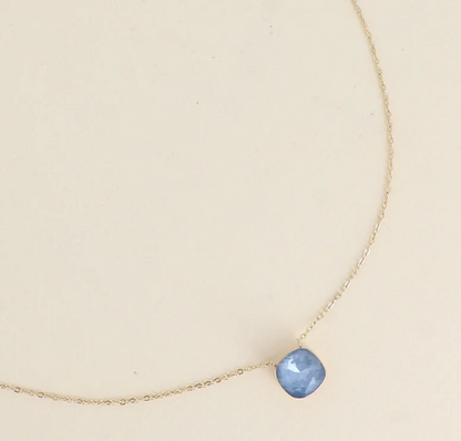 Précommande Collier avec pendentif carré en cristal de Swarovski BEA