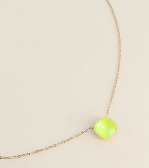 Précommande Collier avec pendentif carré en cristal de Swarovski BEA