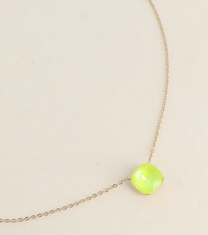 Précommande Collier avec pendentif carré en cristal de Swarovski BEA