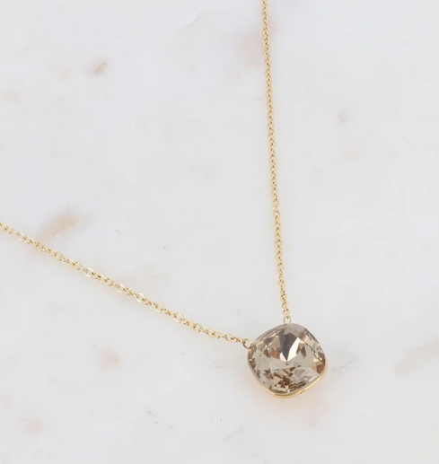 Précommande Collier avec pendentif carré en cristal de Swarovski BEA