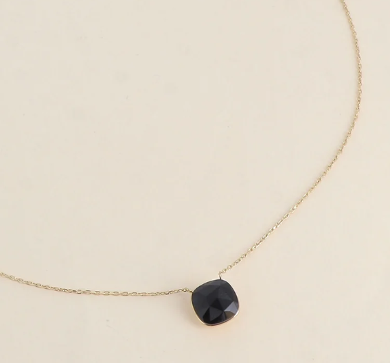 Précommande Collier avec pendentif carré en cristal de Swarovski BEA