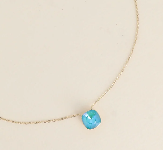Précommande Collier avec pendentif carré en cristal de Swarovski BEA