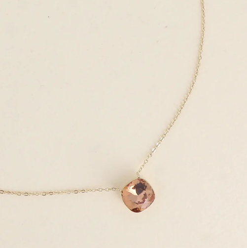 Précommande Collier avec pendentif carré en cristal de Swarovski BEA