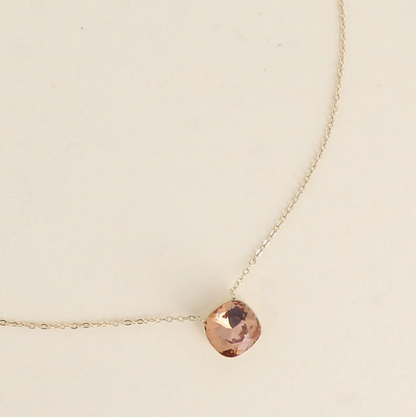 Précommande Collier avec pendentif carré en cristal de Swarovski BEA