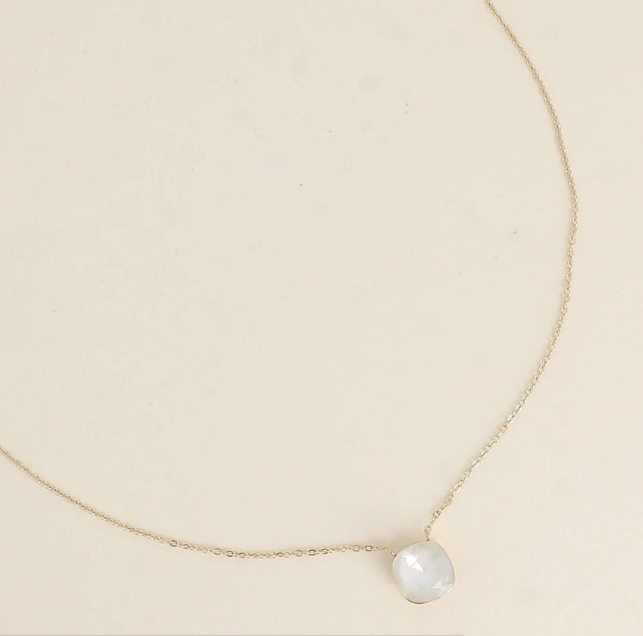 Précommande Collier avec pendentif carré en cristal de Swarovski BEA