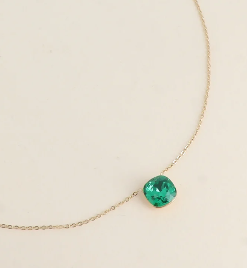 Précommande Collier avec pendentif carré en cristal de Swarovski BEA