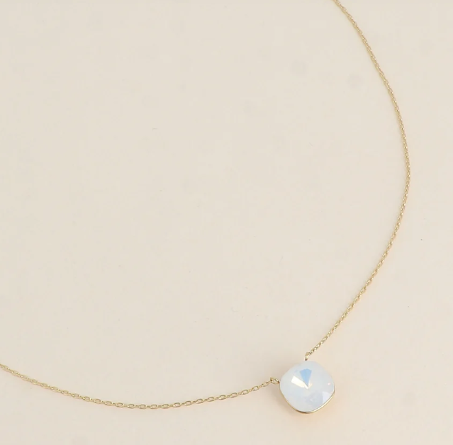 Précommande Collier avec pendentif carré en cristal de Swarovski BEA