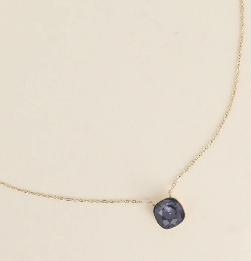 Précommande Collier avec pendentif carré en cristal de Swarovski BEA